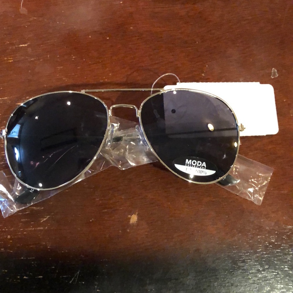 NWT MODA Collezione UV 100% protection Aviator Sunglasses in Silver & Black Lens